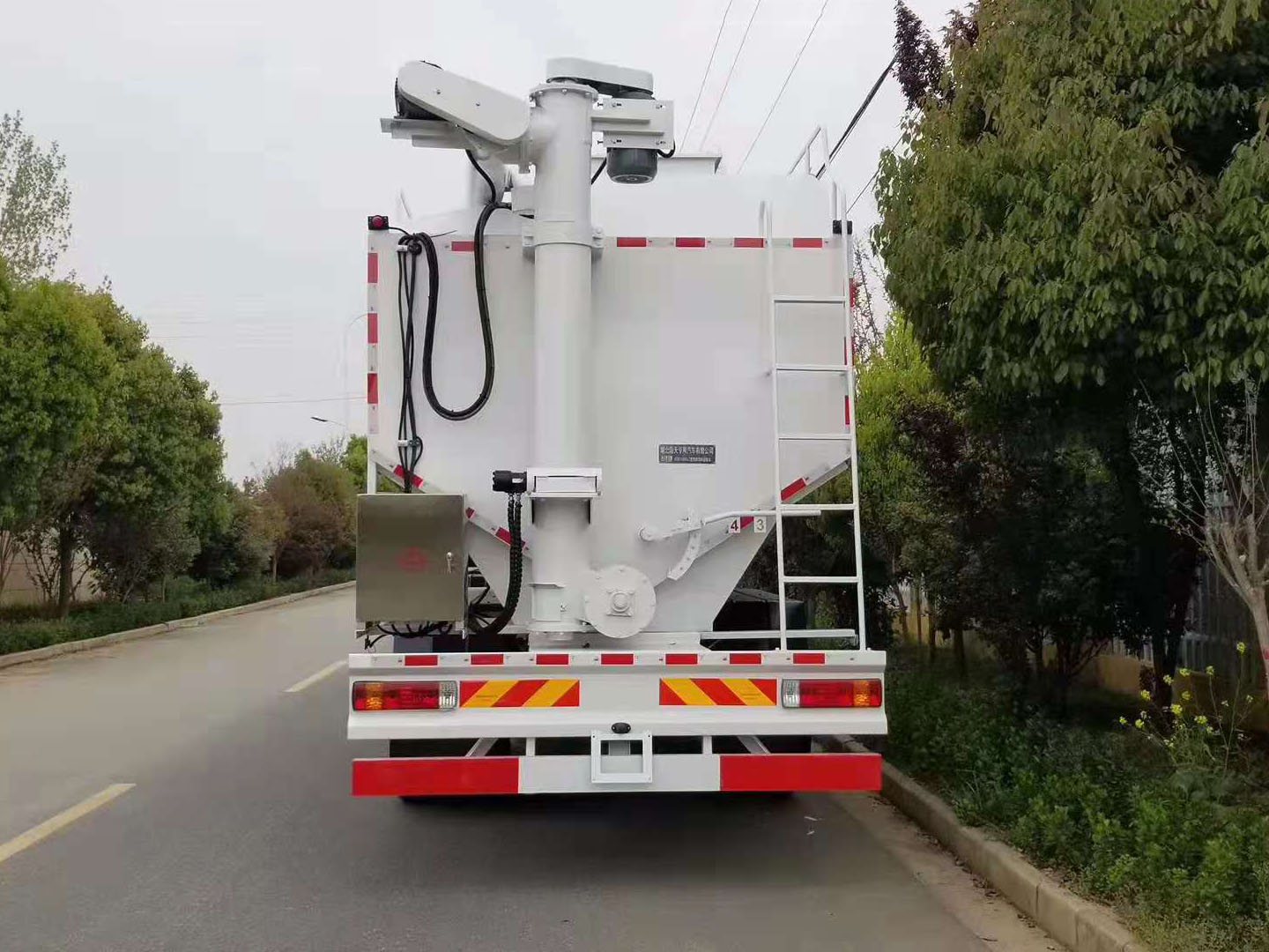 國(guó)六東風(fēng)柳汽乘龍前四后八40方散裝飼料車(chē)