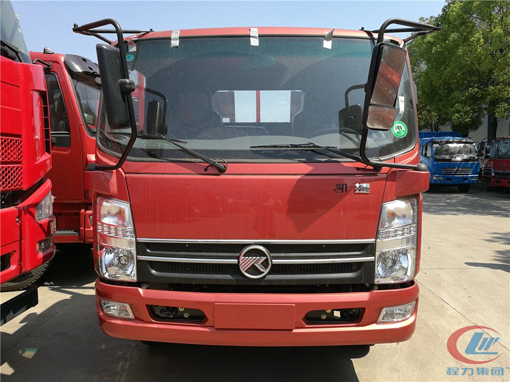 程力集團(tuán)凱馬藍(lán)牌平板運(yùn)輸車(chē)正面圖